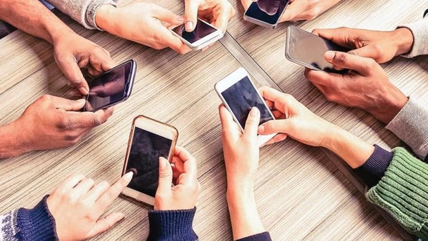 Audiweb: continua a crescere la quota di italiani che naviga in internet da smartphone o tablet
